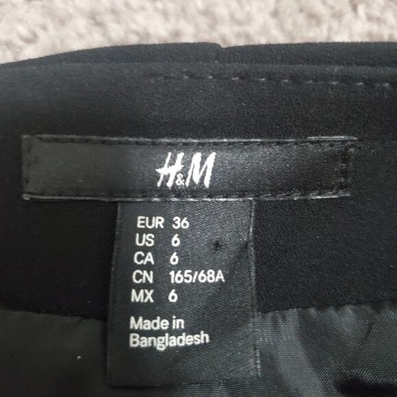 H&M studded mini skirt. Size 4 - Picture 4 of 5